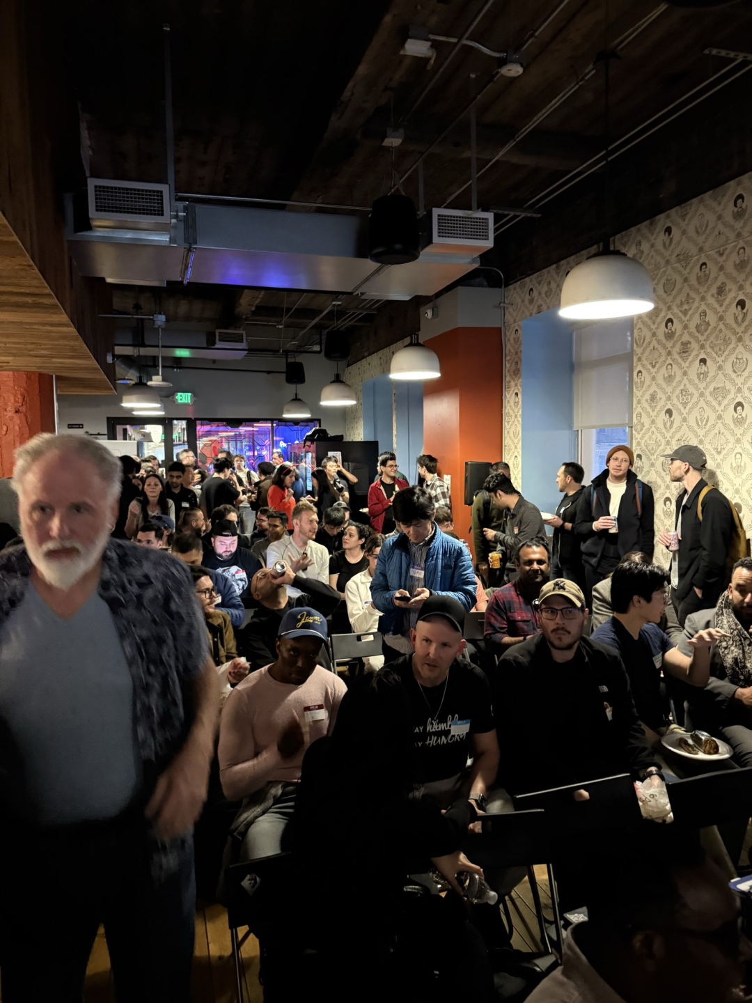 OpenClaw全球首聚,千人挤爆旧金山!龙虾头机器人现场乱逛太炸裂