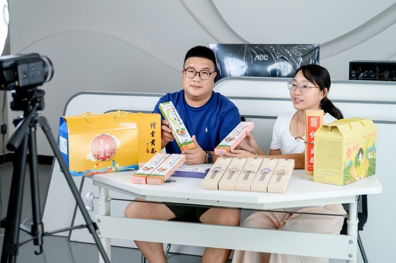 “缙云爽面主理人”技能服务团直播推介缙云爽面。吕阳天摄