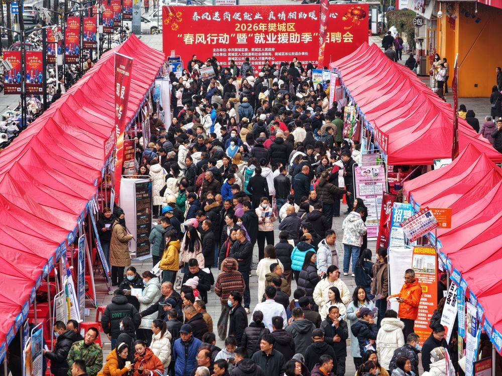 2月26日,求职者在湖北省襄阳市樊城区“春风行动”暨“就业援助季”招聘会现场咨询岗位信息。新华社发(谢勇摄)