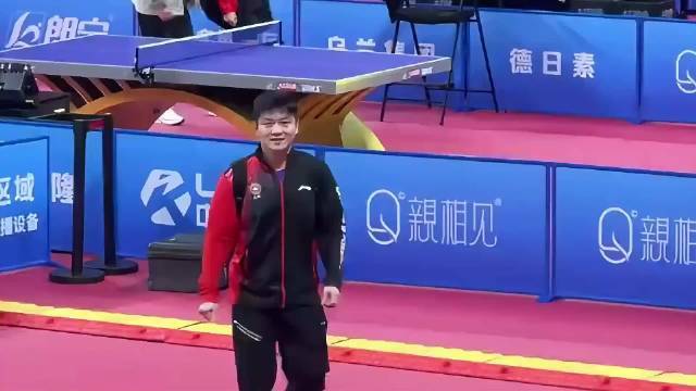 樊振东复出保持谦虚！鞋都没穿好向前辈打招呼，小跑与王励勤握手！樊振东