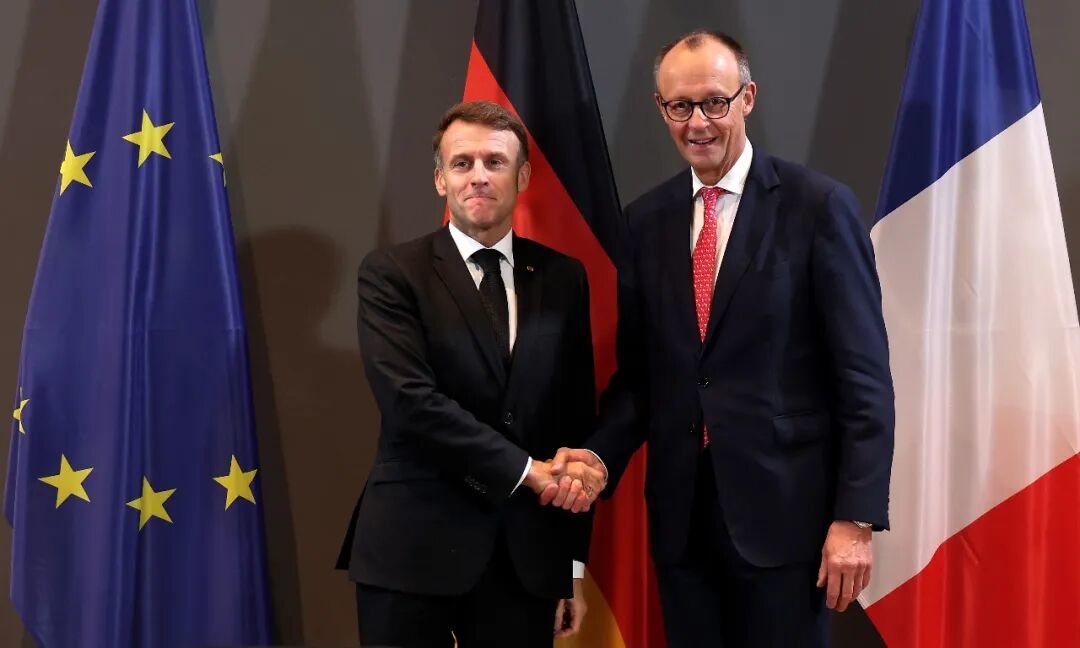 法国总统马克龙(左)和德国总理默茨/图源:新华社