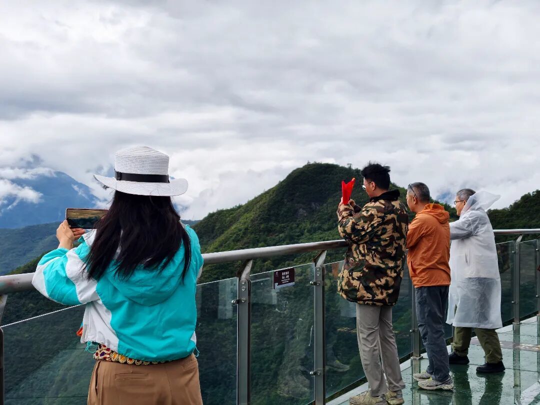 10月1日，游客在巫峡&middot;神女景区游览。鲁作炳 摄.jpg