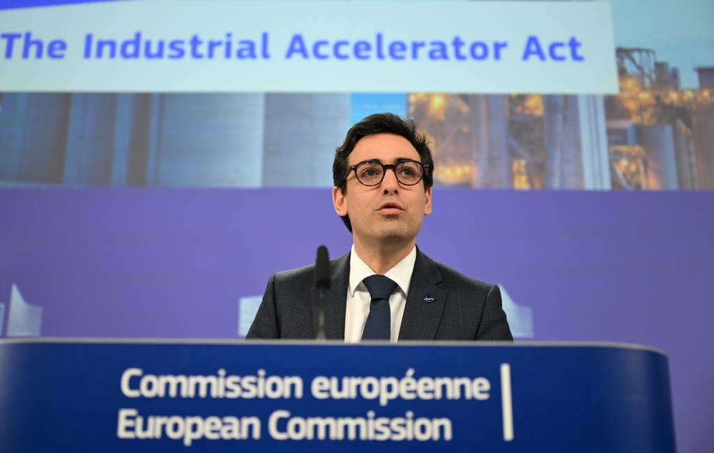 3月4日,欧盟工业事务专员斯特凡纳·塞茹尔内在比利时布鲁塞尔就《工业加快器法案》提案举行新闻发布会。(IC photo)