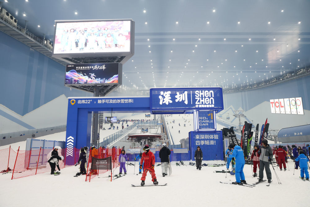 2025年10月7日，滑雪爱好者在深圳&middot;前海冰雪世界内滑雪。 新华社记者 梁旭 摄