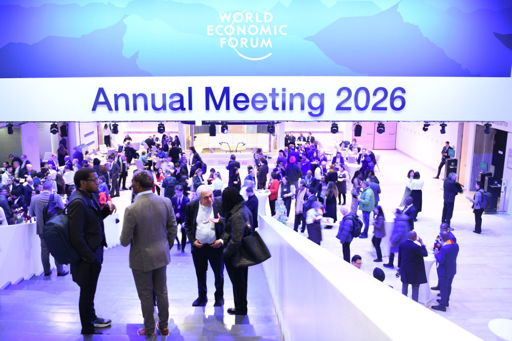 1月19日晚,在瑞士达沃斯,人们参加世界经济论坛2026年年会欢迎招待会。新华社记者连漪摄