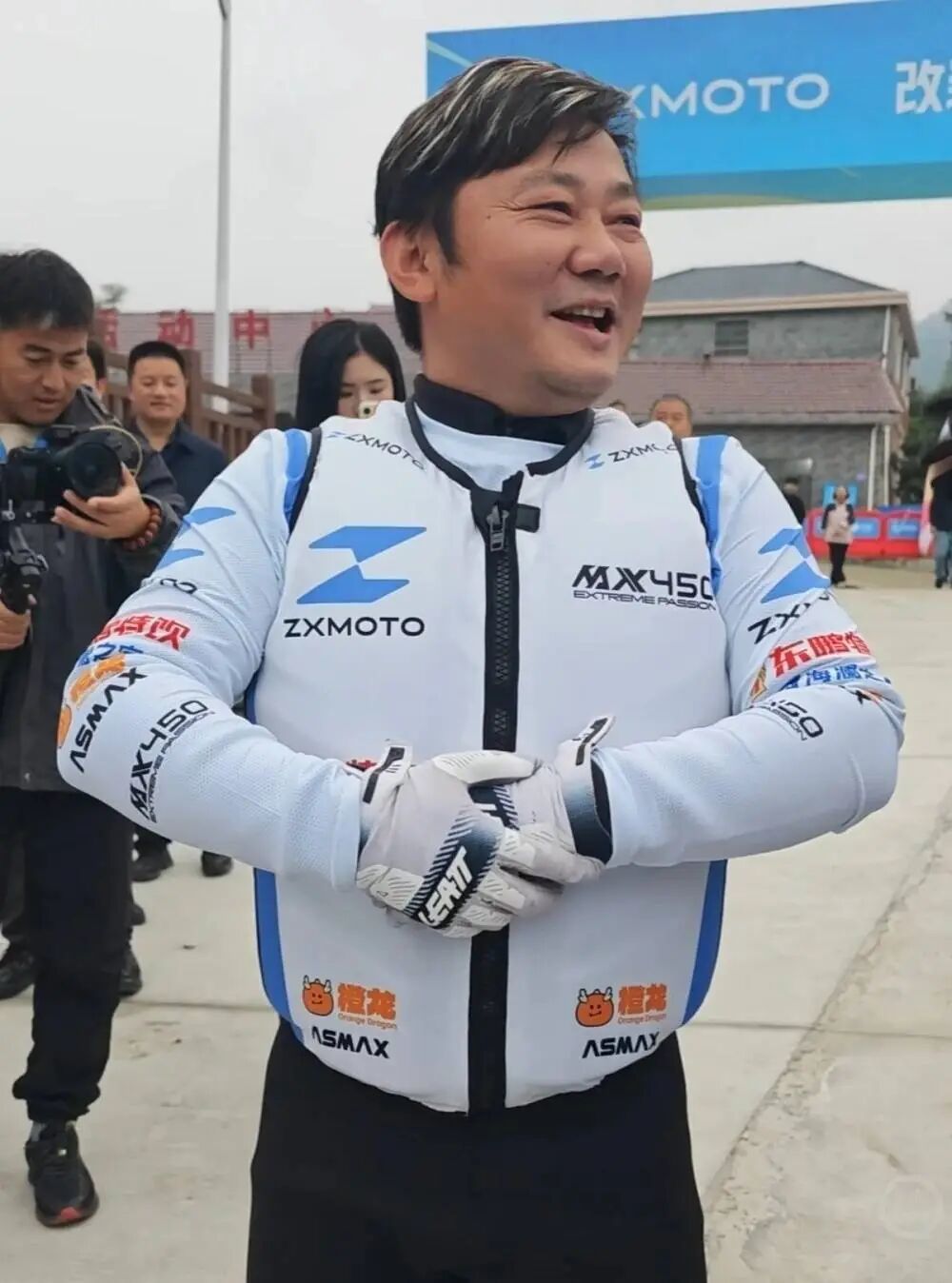 张雪在试驾开始前神态轻松。图据上游新闻