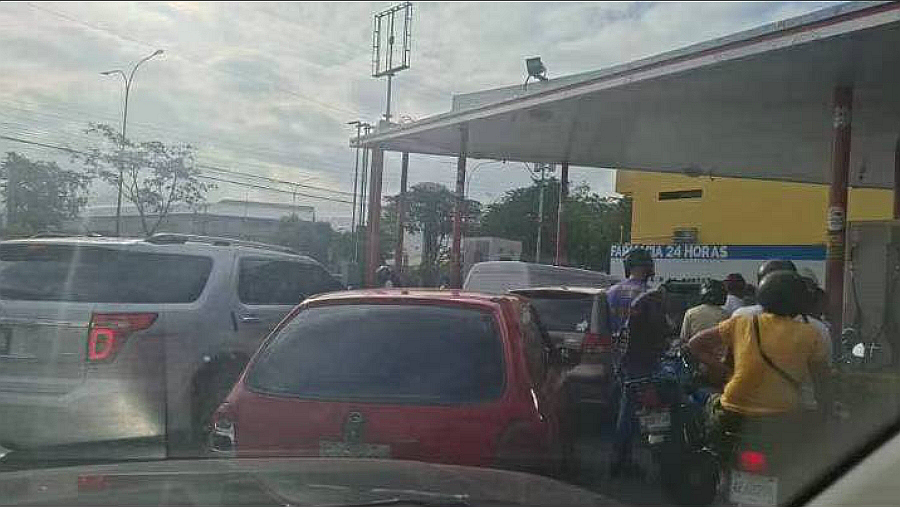 加拉加斯大部分加油站挤满了人。受访者供图