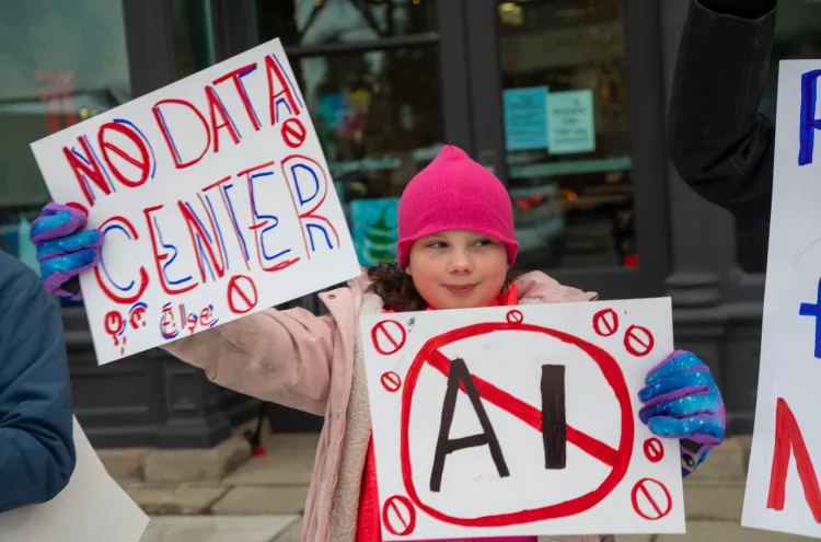 2025年12月1日，密歇根州塞林（Saline）的居民集会，反对一座耗资70亿美元的「星际之门」（Stargate）数据中心。