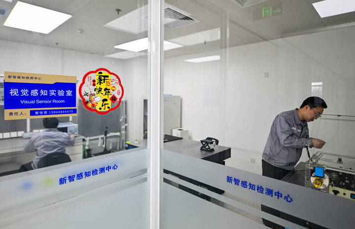 2月27日，在天津滨海高新区新智感知科技产业园的一处实验室，工作人员对产品进行测试。