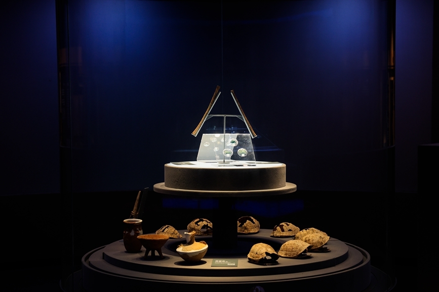 出土自河南省漯河市舞阳县贾湖遗址的贾湖骨笛,是迄今为止发现的中国最早的七声音阶乐器。漯河市委宣传部供图