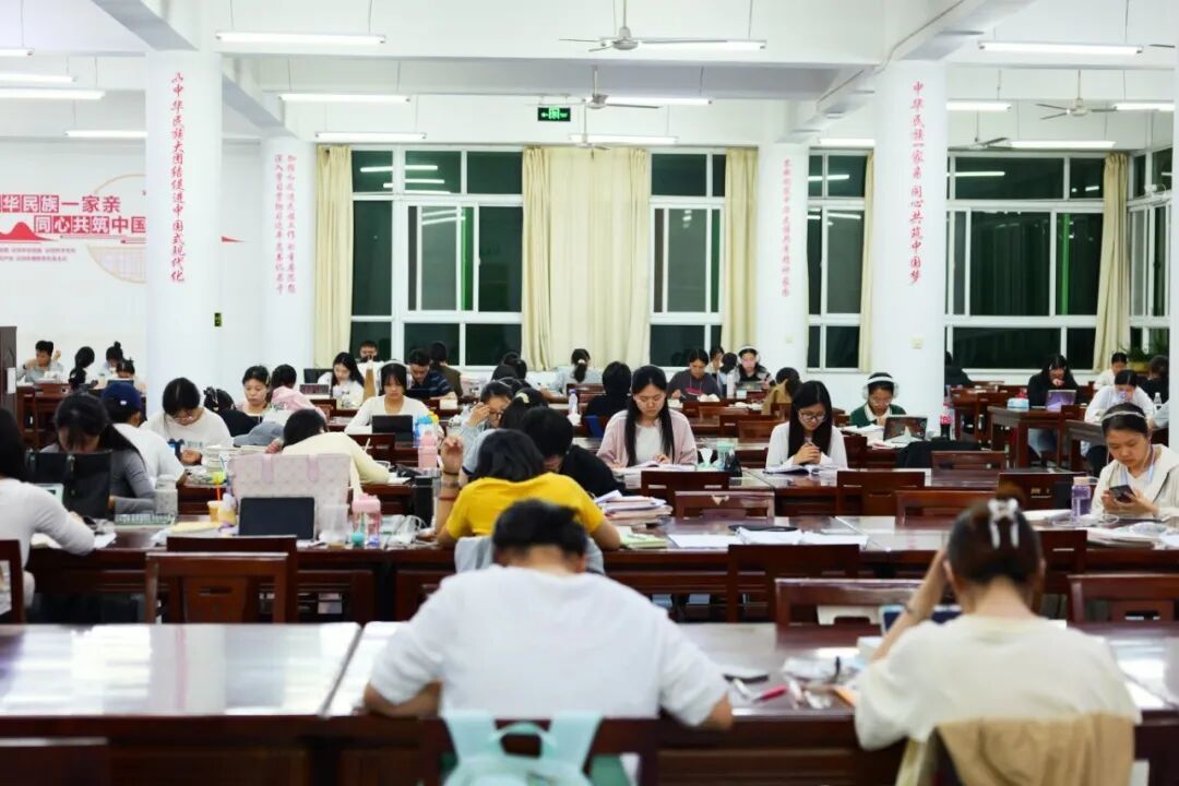 信阳师范大学星光不负考研人1.JPG