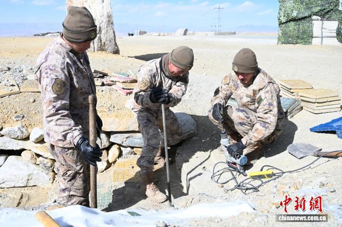 图为在5592哨所,战士们在维修台阶。赵朗 摄