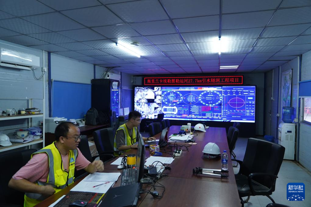 2026年4月27日，工程师在斯里兰卡中北省的埃勒黑勒运河引水隧洞项目工程部工作。新华社记者 吴子钰 摄