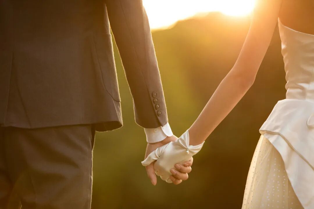 摄图网_501694900_banner_夕阳下的浪漫婚纱照特写(企业商用).jpg