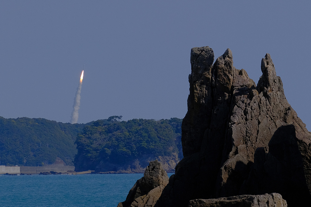 3月5日，日本和歌山县串本町，Space One公司在纪伊太空港发射凯罗斯3号小型火箭。该任务因故障在升空后不久被中止。（视觉中国）