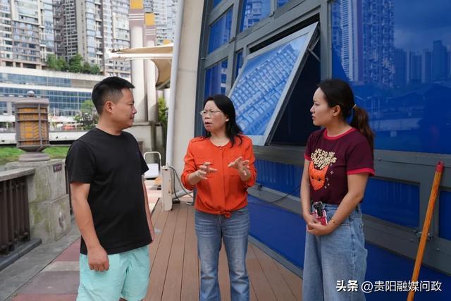 市人大代表马仲玲(中)向云岩区环境卫生管理站总务科科长罗睿宇(左)提出建议
