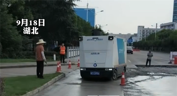 无人快递车送货名场面笑喷网友：烂路起飞、轮胎没了照跑不误