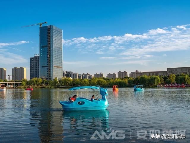 在安阳市CBD公园，市民湖上泛舟，感受身边美景。（资料图）
