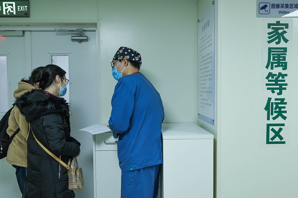 2月4日3时许，重症监护室的护士对家属进行入院宣教。