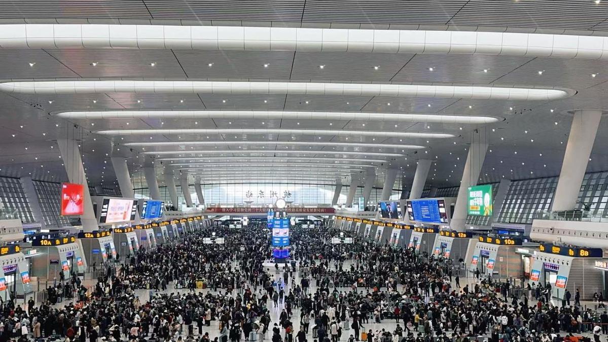 4月29日，浙江省春假连着五一假期，杭州东站人流如织。（中国日报网记者 马芮 摄）
