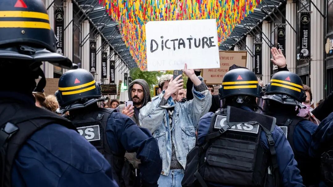▲抗议者与警方对峙。