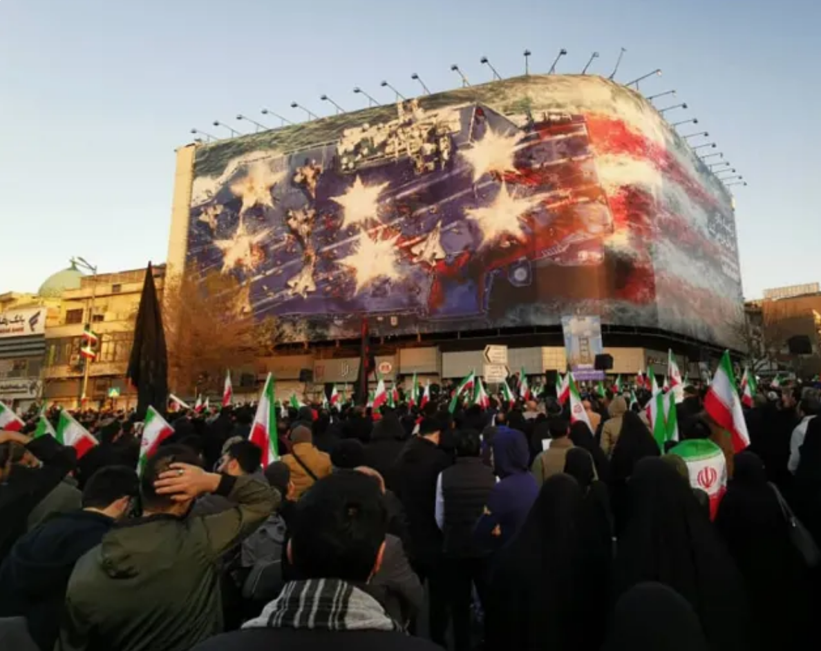 伊朗民众聚集在德黑兰悼念哈梅内伊。图源:外媒