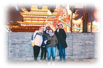 1月1日，陕西省西安市举办2026“长安灯会&middot;西安城墙”新春系列文化活动，外国游客登城墙、赏花灯。张 成摄（人民图片）