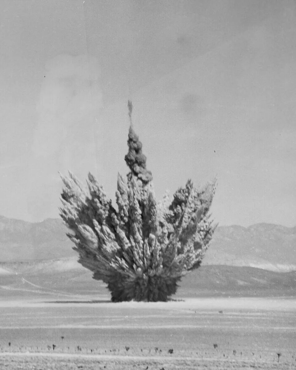 1955年,美国在内华达州沙漠进行的地下核试验(图片来源:Wikipedia)
