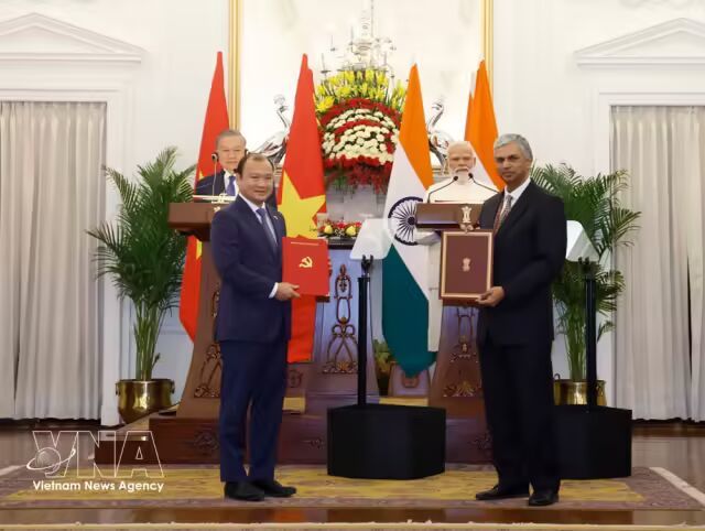vnanet-potal-tong-bi-thu-chu-tich-nuoc-to-lam-va-thu-tuong-cong-hoa-an-do-narendra-modi-chung-kien-le-trao-cac-van-kien-hop-tac-giua-2-nuoc-8744759.jpg