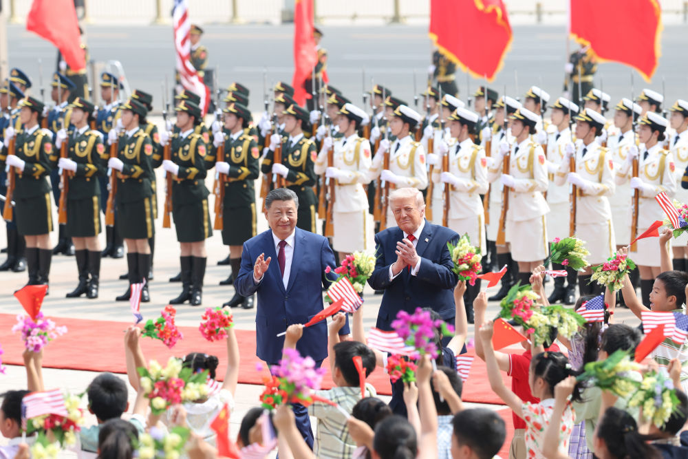 5月14日上午，国家主席习近平在北京人民大会堂同来华进行国事访问的美国总统特朗普举行会谈。会谈前，习近平在人民大会堂东门外广场为特朗普举行欢迎仪式。新华社发（冯永斌 摄）