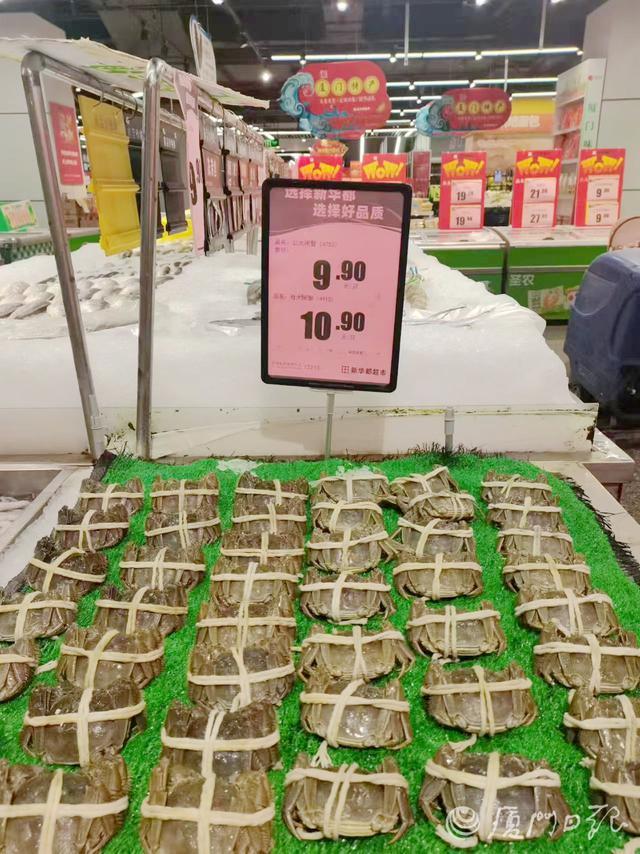 在新华都前埔店,公大闸蟹9.9元一只,母大闸蟹10.9元一只。(廖峥 摄)