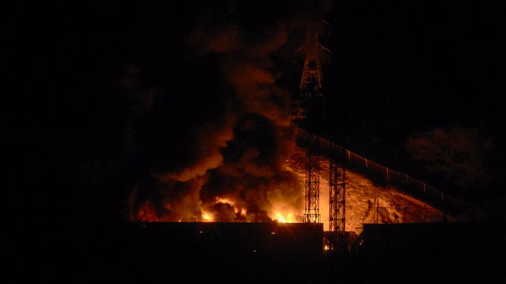 当地时间1月3日,委内瑞拉首都加拉加斯发生爆炸后,委最大军事基地蒂乌纳堡起火。 图源:美媒