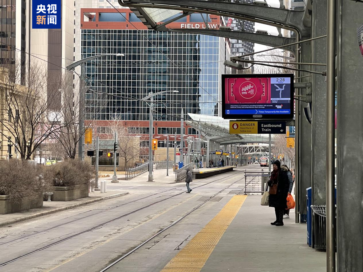 △轻轨站内呈现总台春晚宣传片