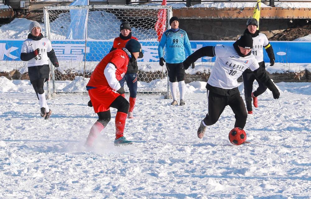 球员参加“冰超”&middot;第三届上合组织雪地足球赛中国区选拔赛暨伊春首届雪地足球超级联赛。新华社发（李佳星摄）