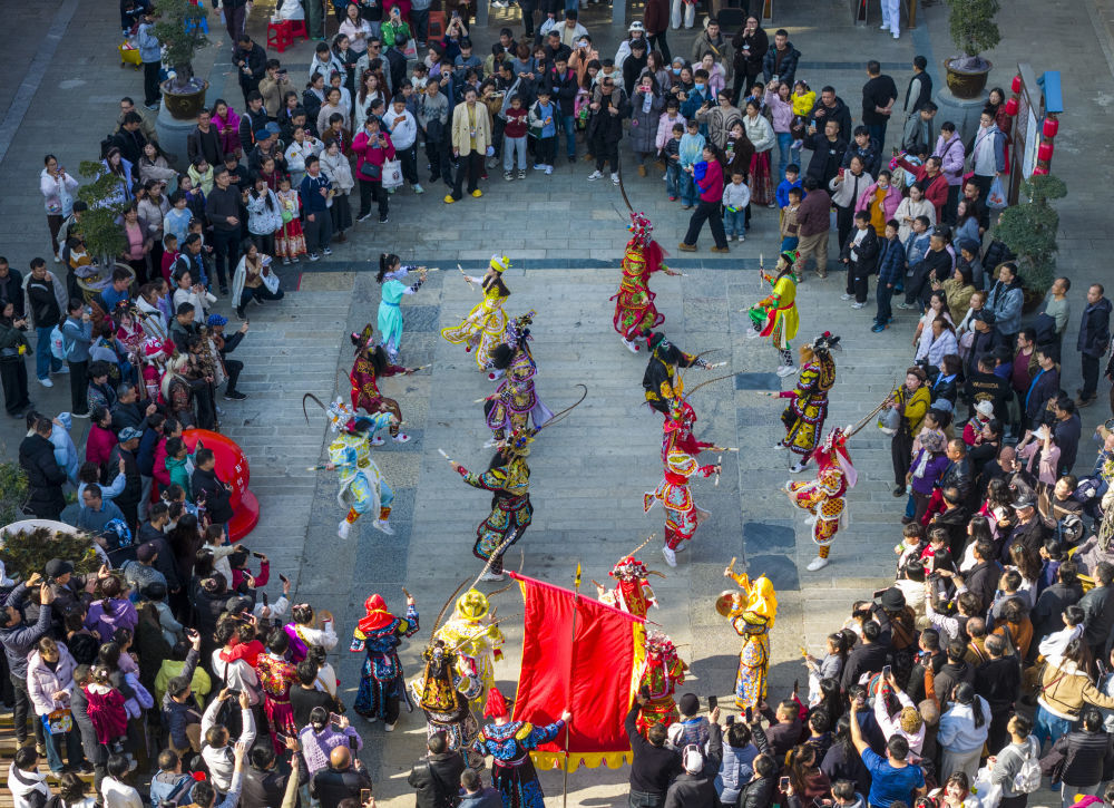 2月20日，在湖北省孝感市云梦祥云湾文化旅游景区，游客在观看英歌舞表演（无人机照片)。新华社发（胡学军 摄）