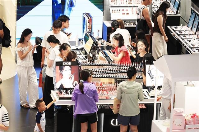 国庆假期,三亚国际免税城客流如潮,众多中外游客来此消费购物。