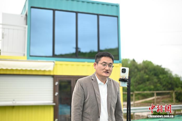 图为张海涛在进行直播。张旭 摄