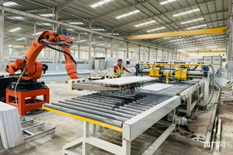 位于南安的国内石材行业首条“5G+视觉检验自动生产流水线”（央广网发 南安市委宣传部供图）