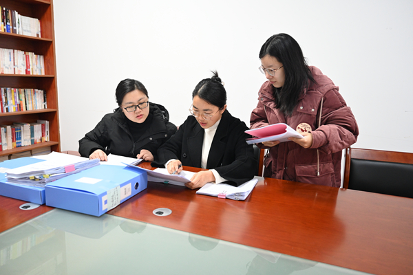 △江西省全南县纪检监察干部在某单位检查了解“三公”经费使用情况