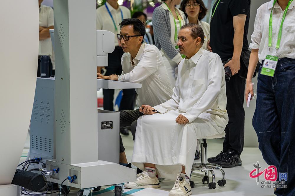来自阿联酋的观众在展位进行AI中医体验。中国网记者 郑亮摄