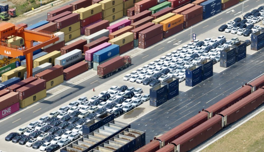 2025年6月17日在合肥派河港铁路物流基地拍摄的等待装车出口的新能源汽车（无人机照片）。新华社记者 周牧 摄