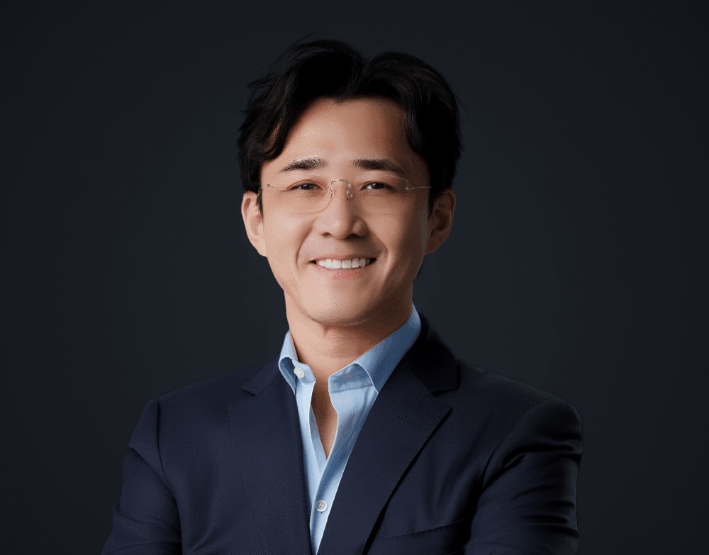 被黄仁勋看中,曾辍学挖矿的他,拿下3000亿AI算力大单,把公司估值做到2300亿