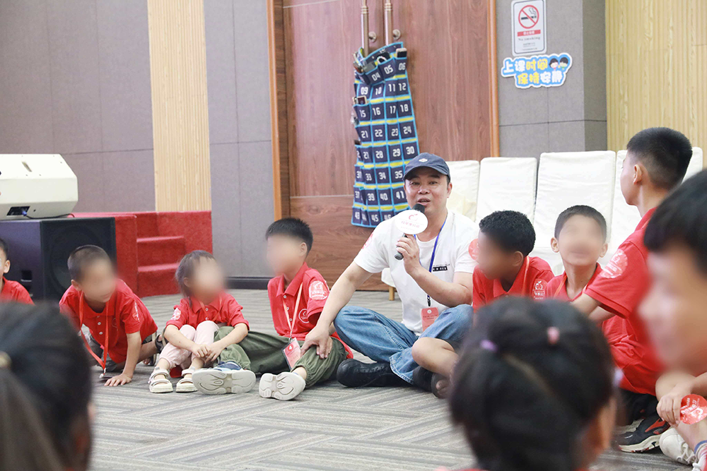 林敏明和服刑人员子女交流互动。受访者供图