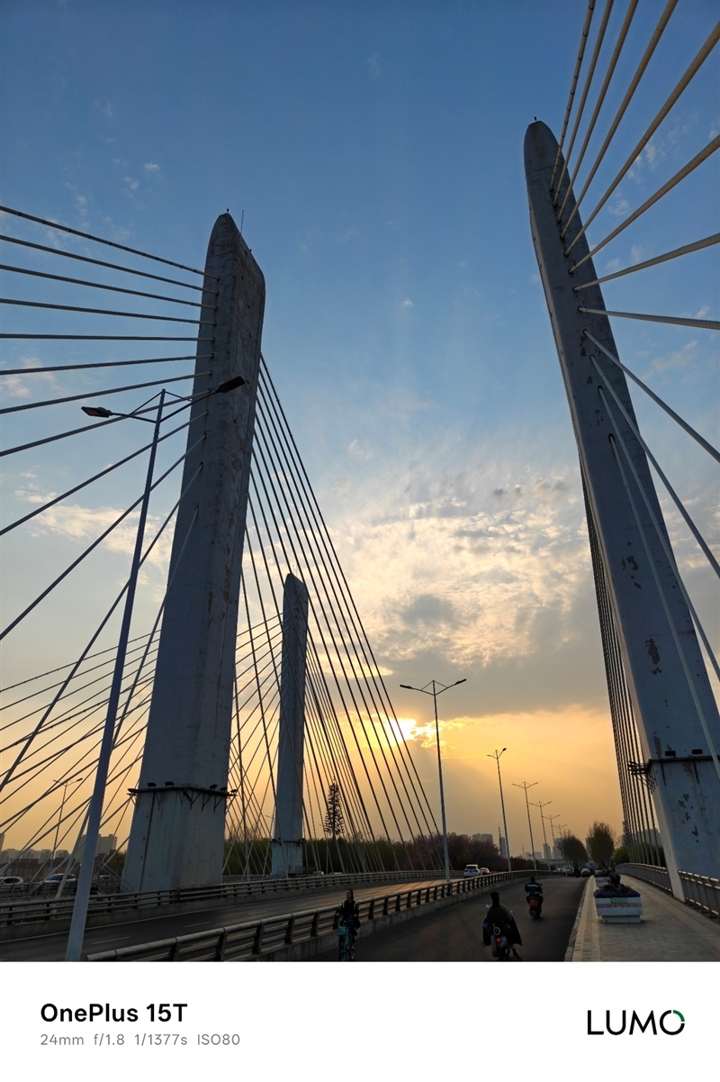 小屏不妥协配置反升级！一加15T手机深度评测：小巧玲珑的满血性能旗舰