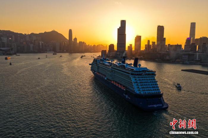 3月14日，“名人极致号”邮轮经过维多利亚港。(香港特区政府文化体育及旅游局社交媒体 供图)