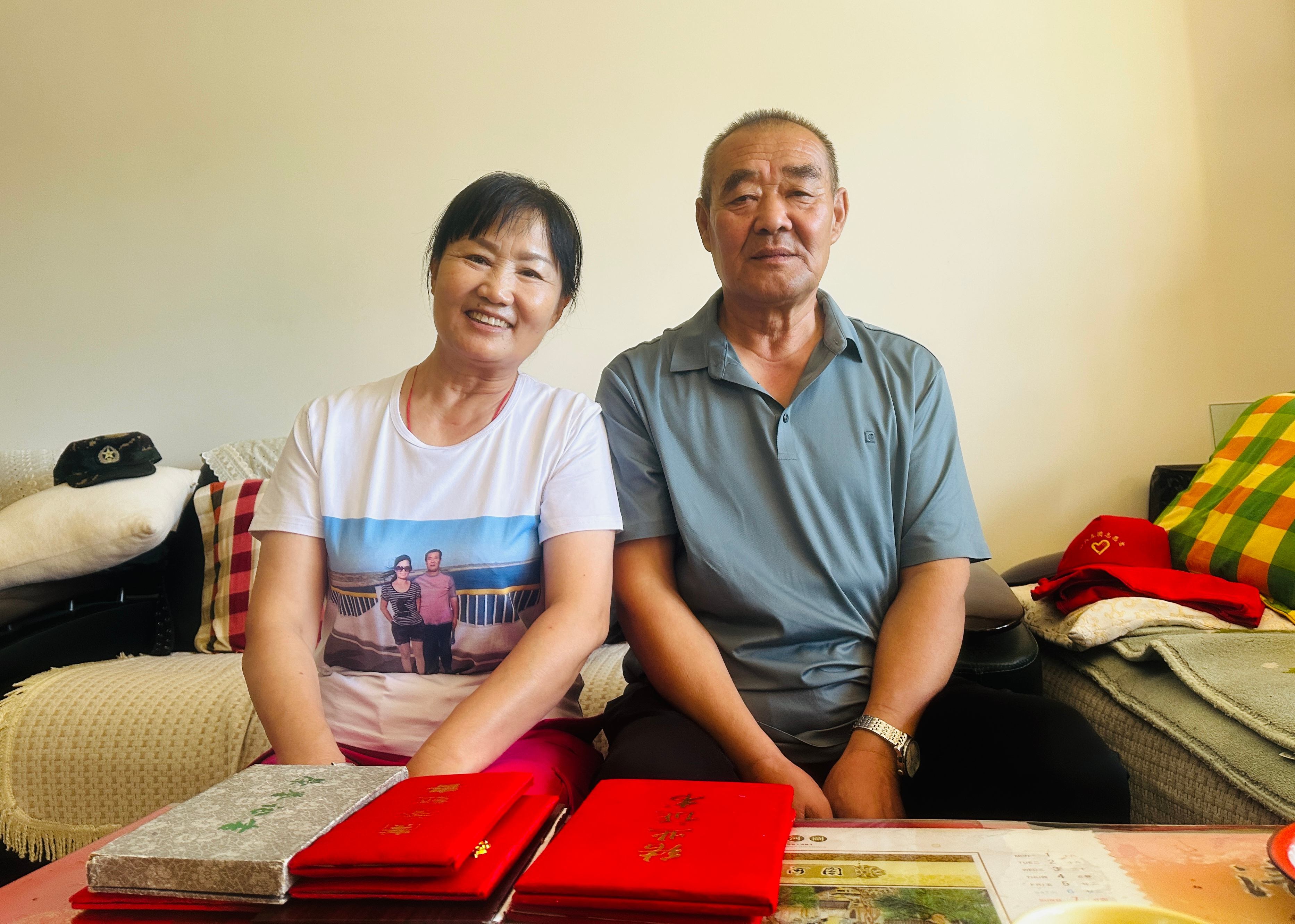 侯全凤和丈夫合影留念,她身上穿的T恤上,也印着两人的合影。李萍 摄.jpg