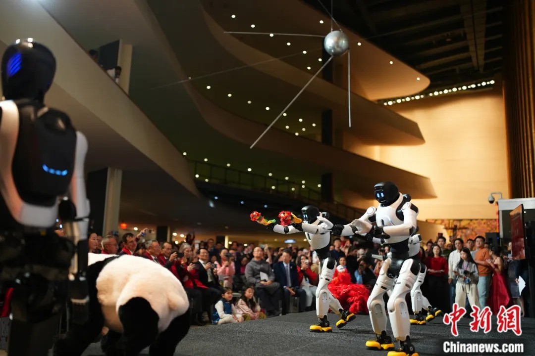 当地时间2026年2月12日，联合国中国书会在纽约联合国总部迎宾大厅举办春节联欢晚会。图为一中国科技企业在悬挂有人类第一颗人造卫星模型的迎宾大厅呈现机器人舞蹈《醒狮》。 中新社记者 廖攀 摄