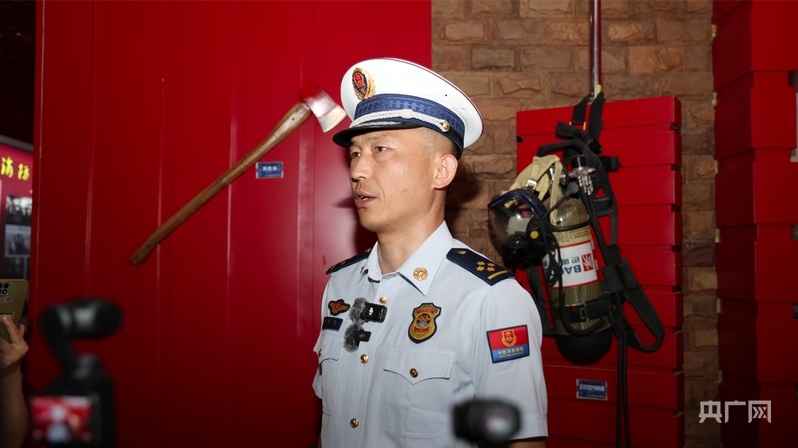 杨世亮接受记者采访（央广网记者 魏晋雪 摄）