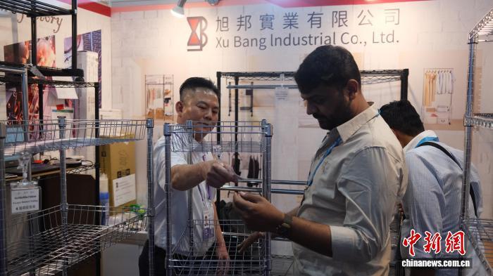 4月23日，台商吴旻锭在广交会上向境外采购商展示新款可调节式五金产品。中新社记者 　蔡敏婕 　摄