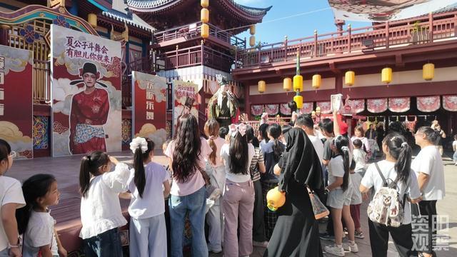 资阳方特人气高。全媒体记者 严俊溢 摄